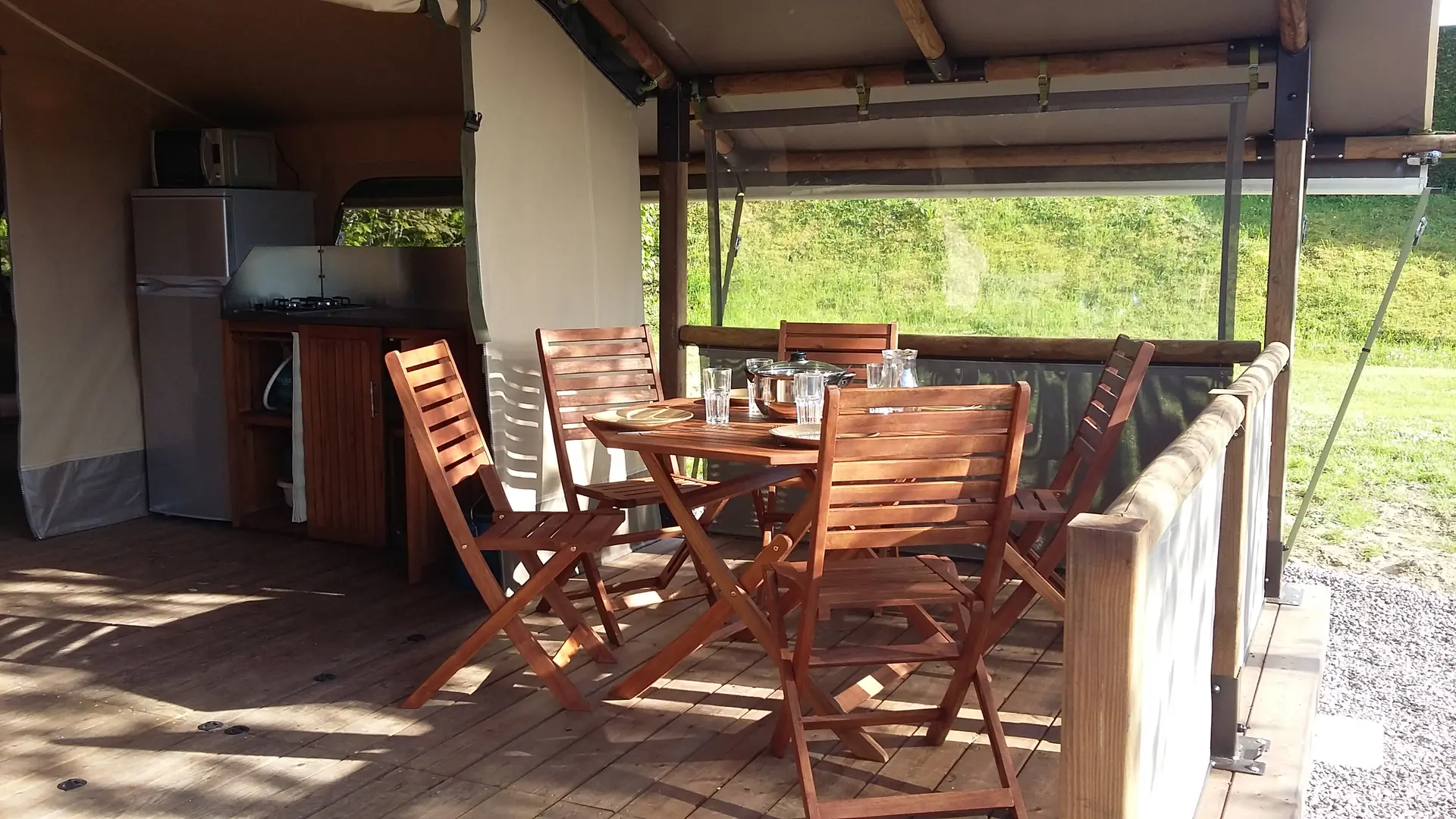 Lodges au Camping du Sans Souci à Fresnay-sur-Sarthe - terrasse