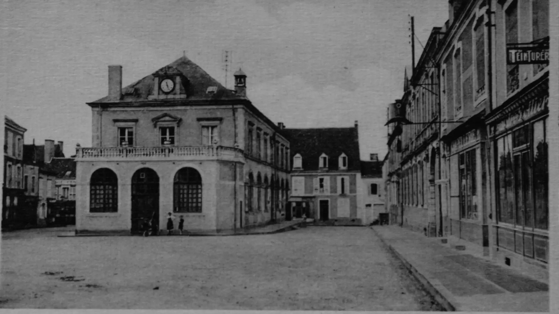 halles de Bonnétable - carte postale ancienne