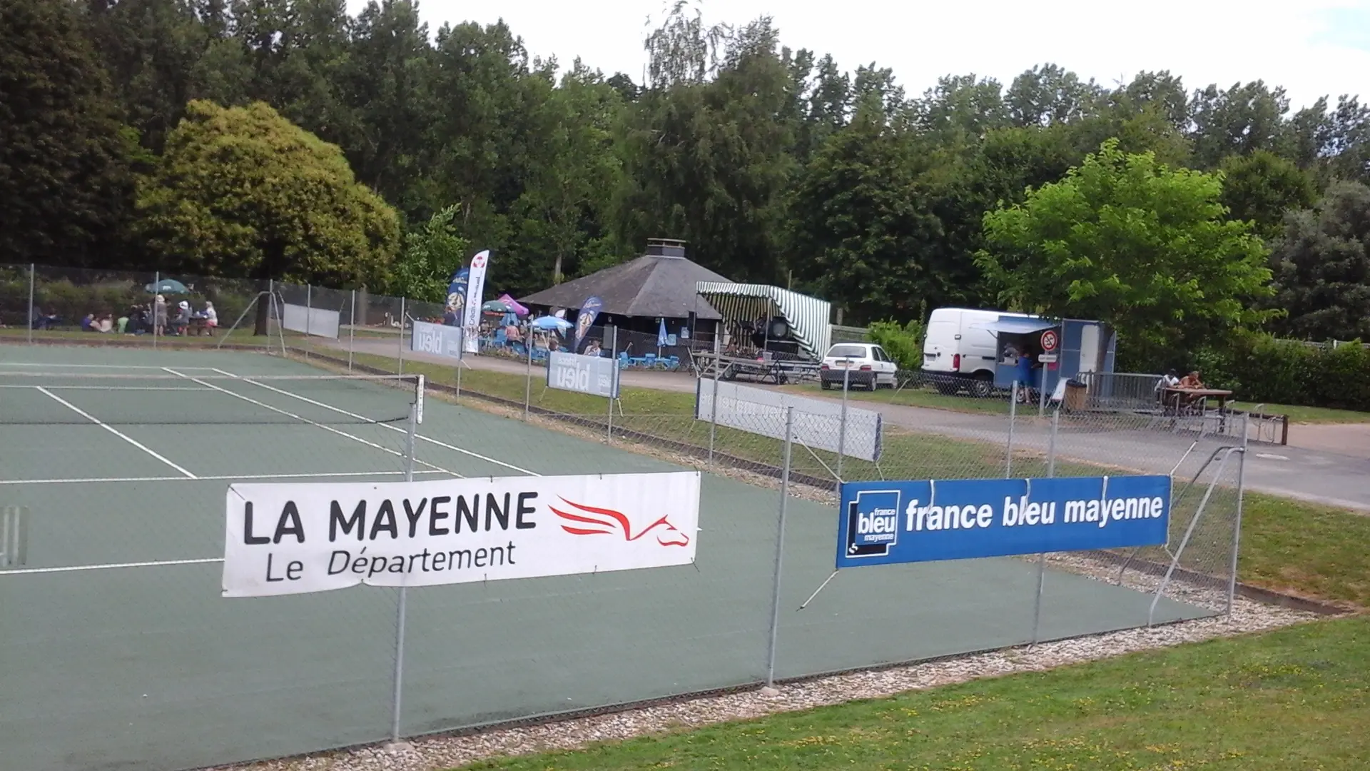 tennis au camping le parc de Vaux sur le parc de loisirs