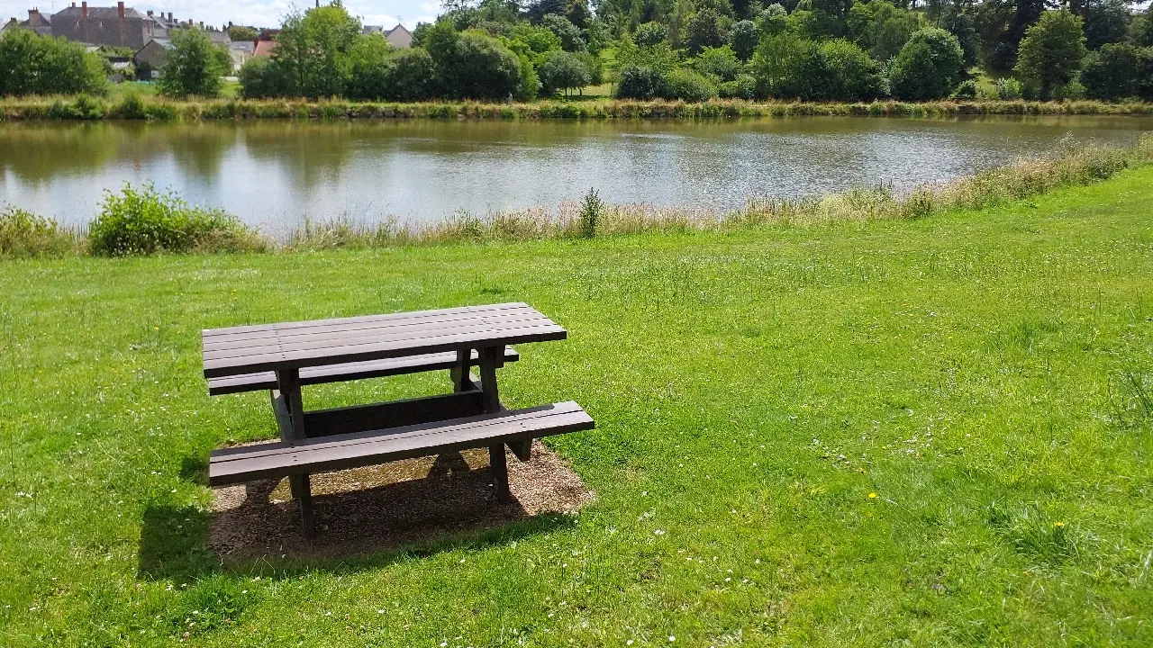 table de pique-nique plan d'eau Vaiges