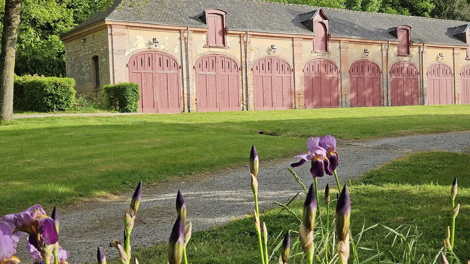 La galerie des atelages en face des grandes écuries