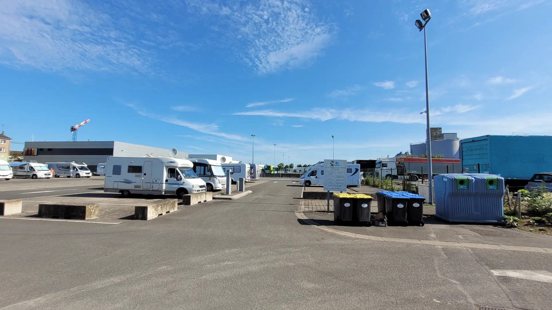 AIRE DE STATIONNEMENT ET DE SERVICE PARKING DU THEATRE