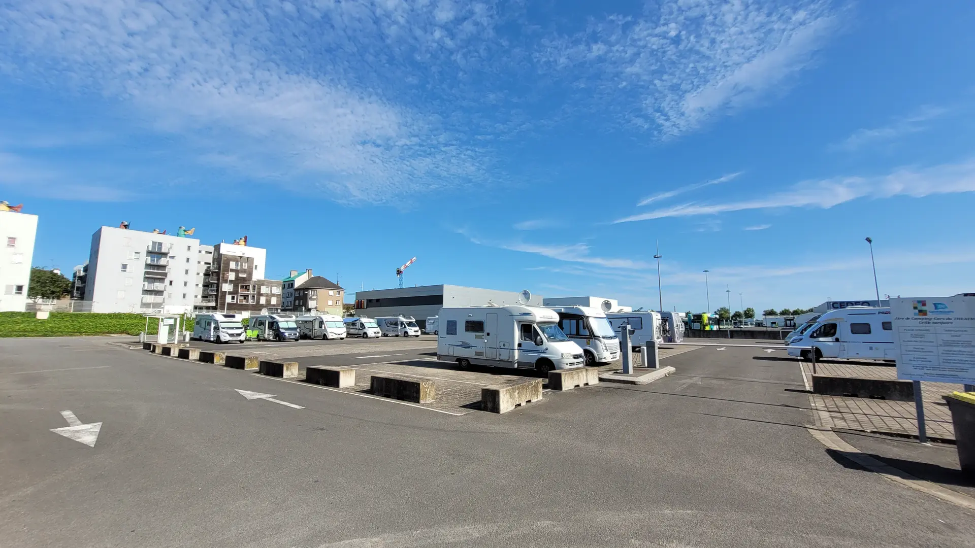 AIRE DE STATIONNEMENT ET DE SERVICE PARKING DU THEATRE