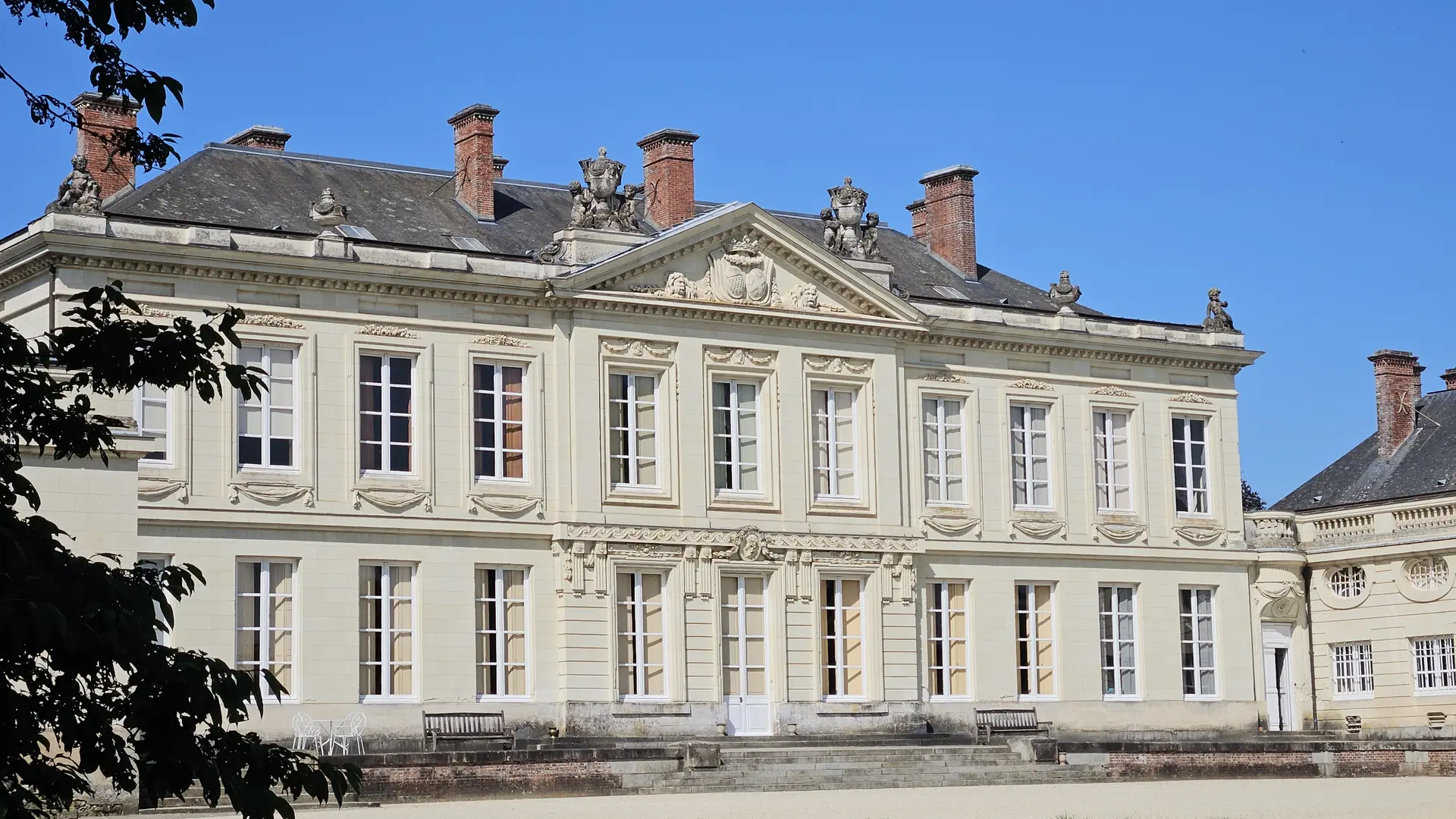 Façade neo-classique du château