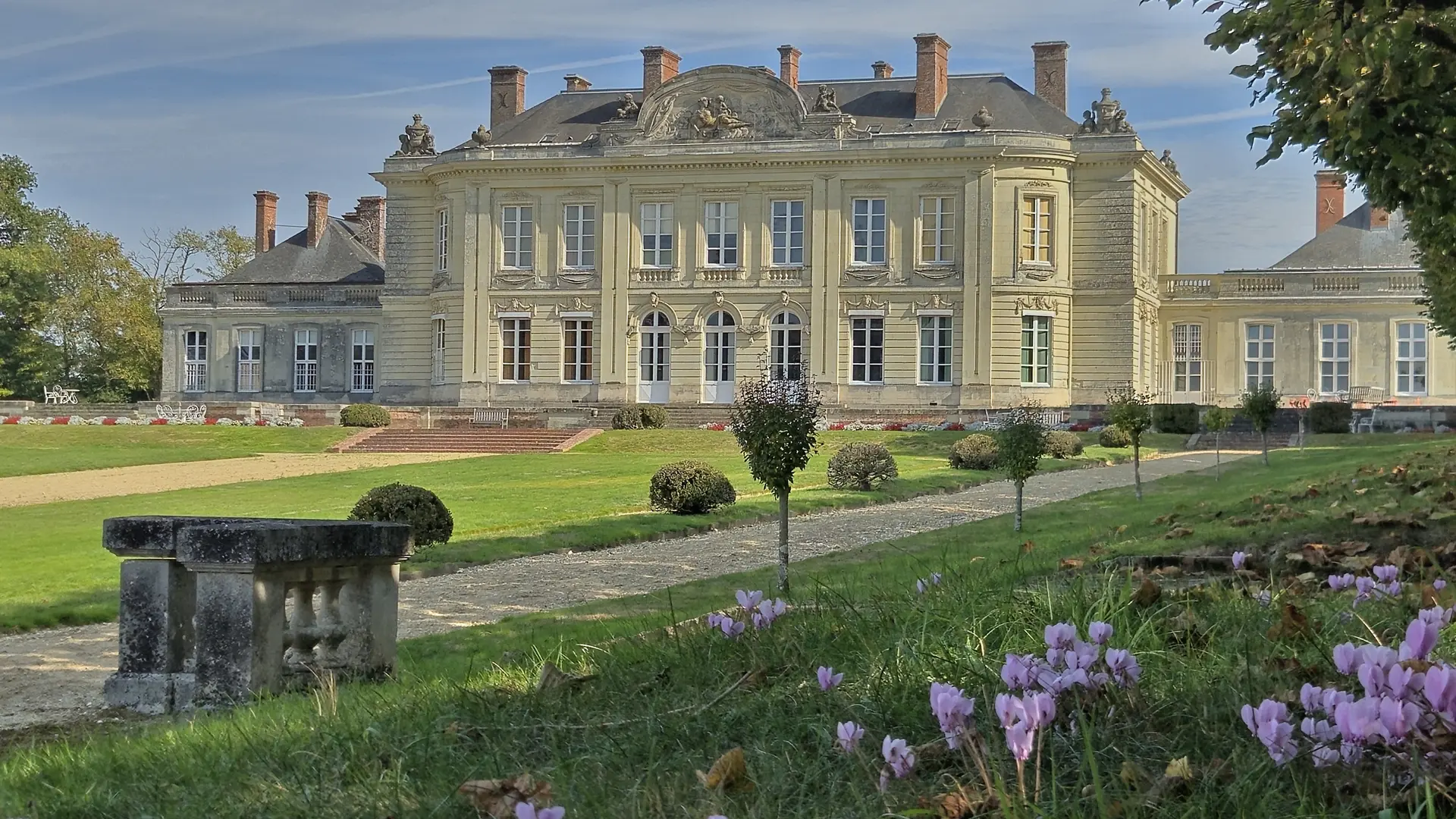 Le château de Craon depuis le jardin à la française