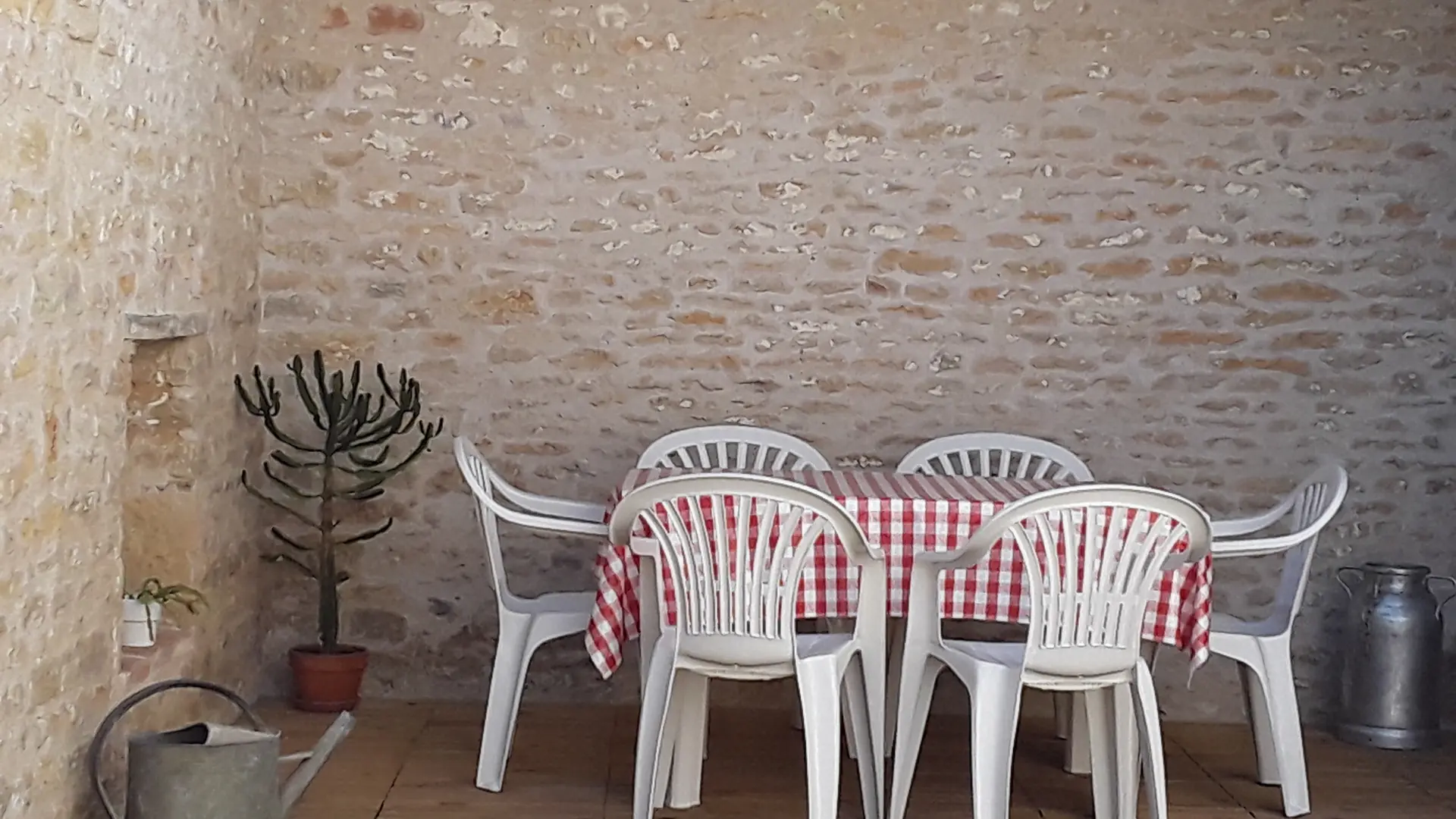 Terrasse couverte (vue de la cour)