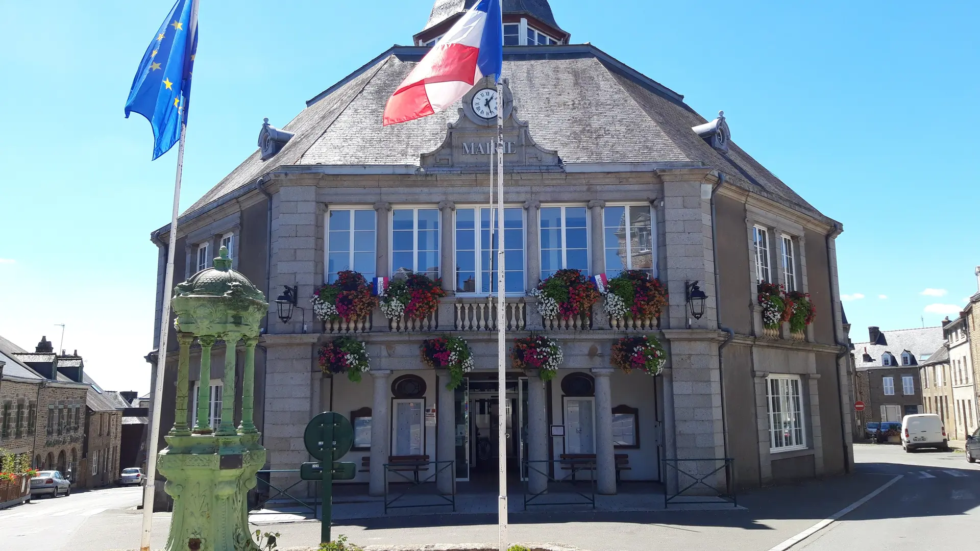 La façade de la mairie de Gorron