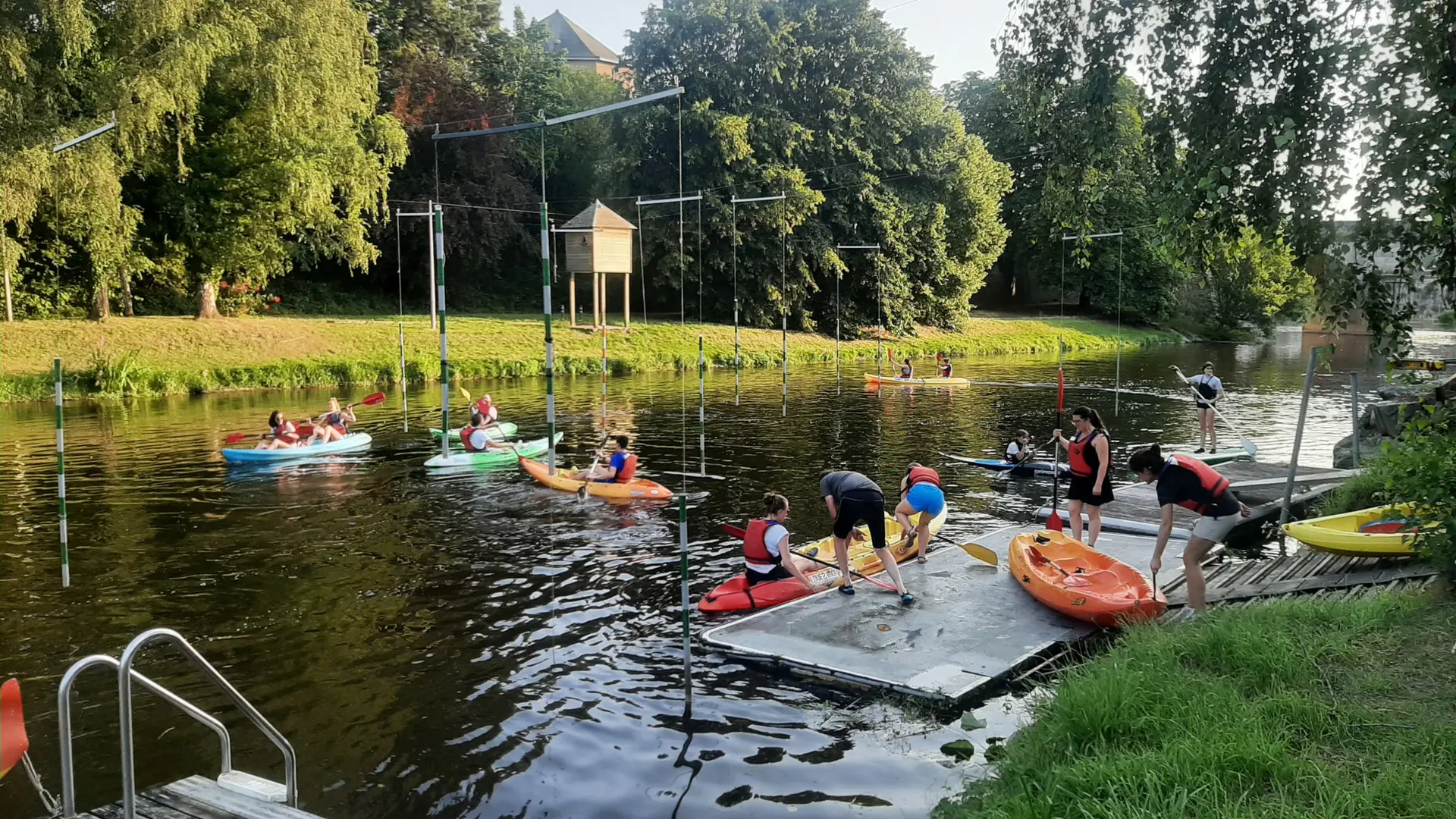 Devant le club de canoë-kayak