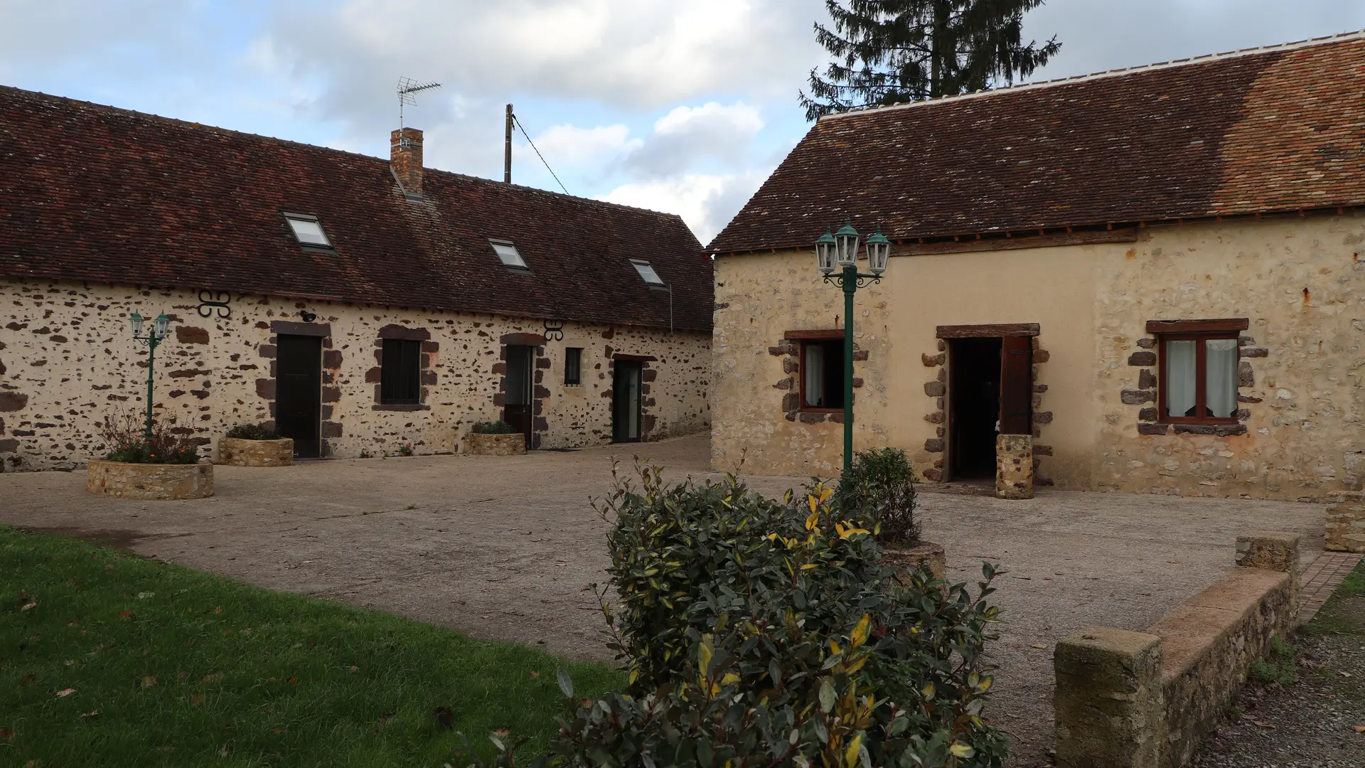 Gîte de groupe Les Gerbaudières - Saint-Christophe-du-Jambet - extérieur