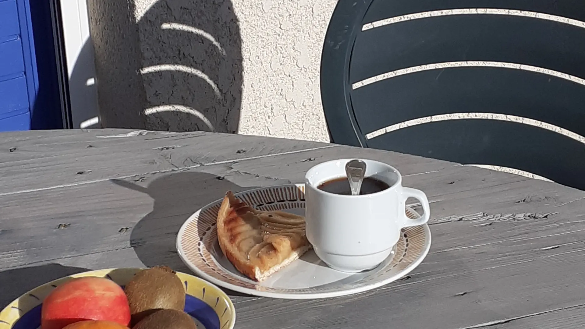 Table extérieure pour le petit déjeuner