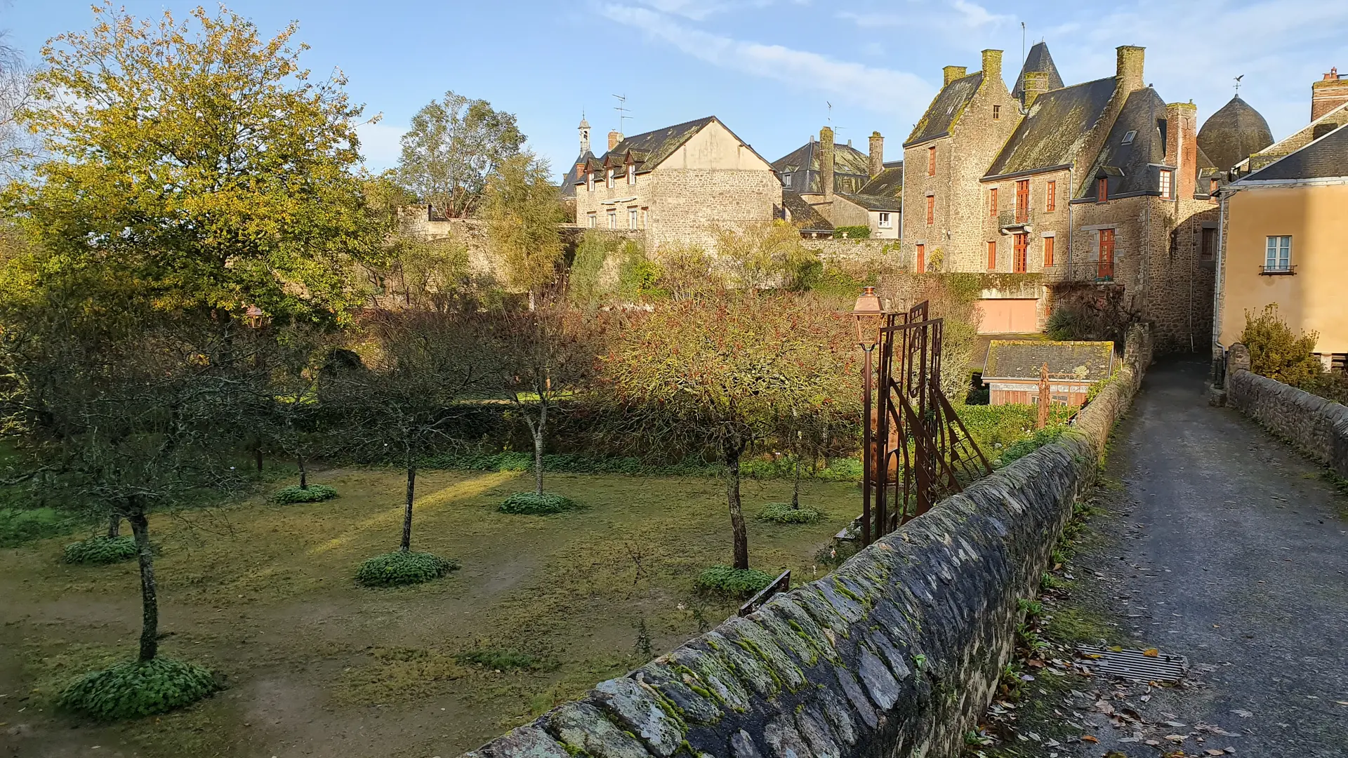 Accès à la Roseraie de Lassay depuis l'église