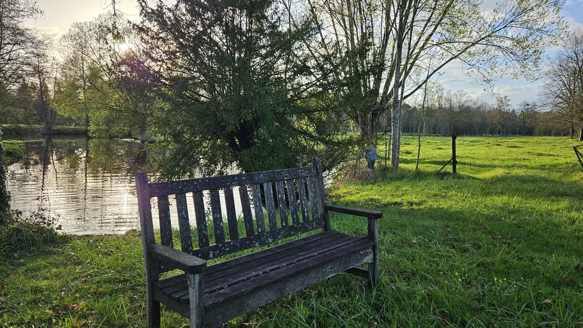 banc au bord de la rivière