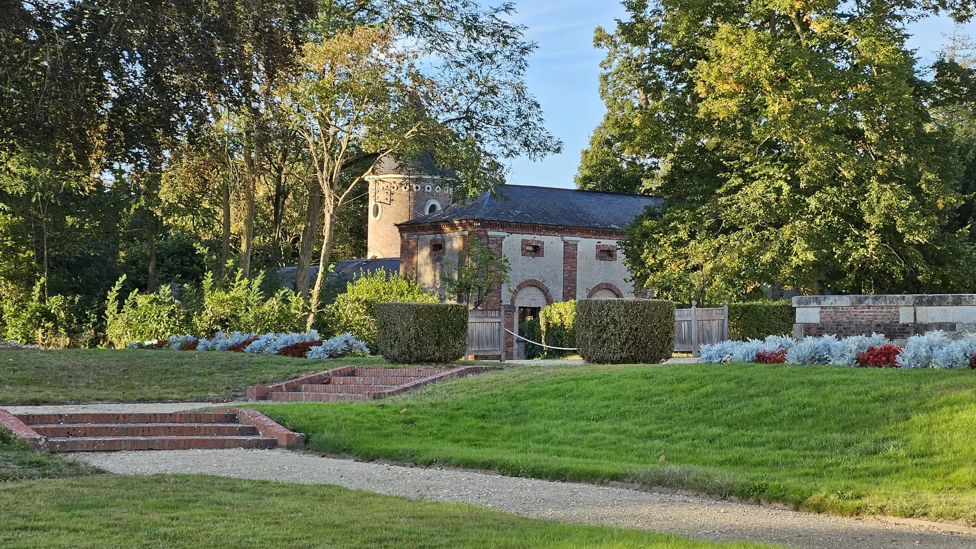 vue du pigeonnier depuis le jardin à la française