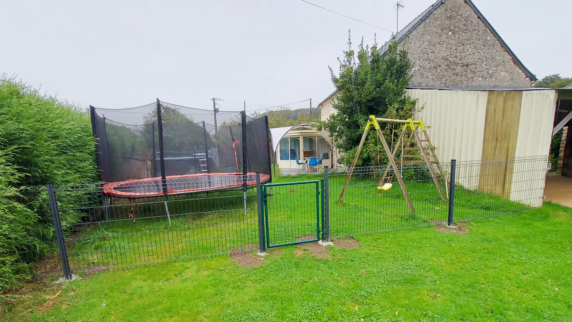 Arrière gîte - Trampoline et balançoire