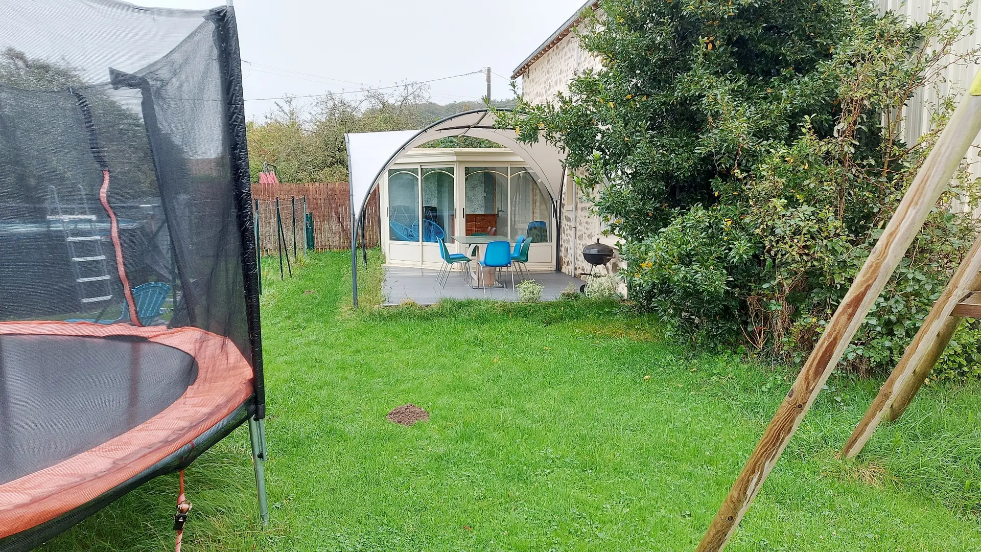 Arrière gîte - terrasse couverte et véranda