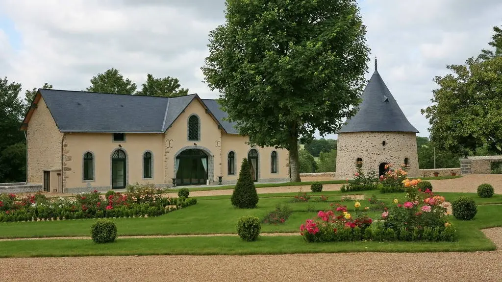 Pigeonnier et écuries du Château d'Hauterives