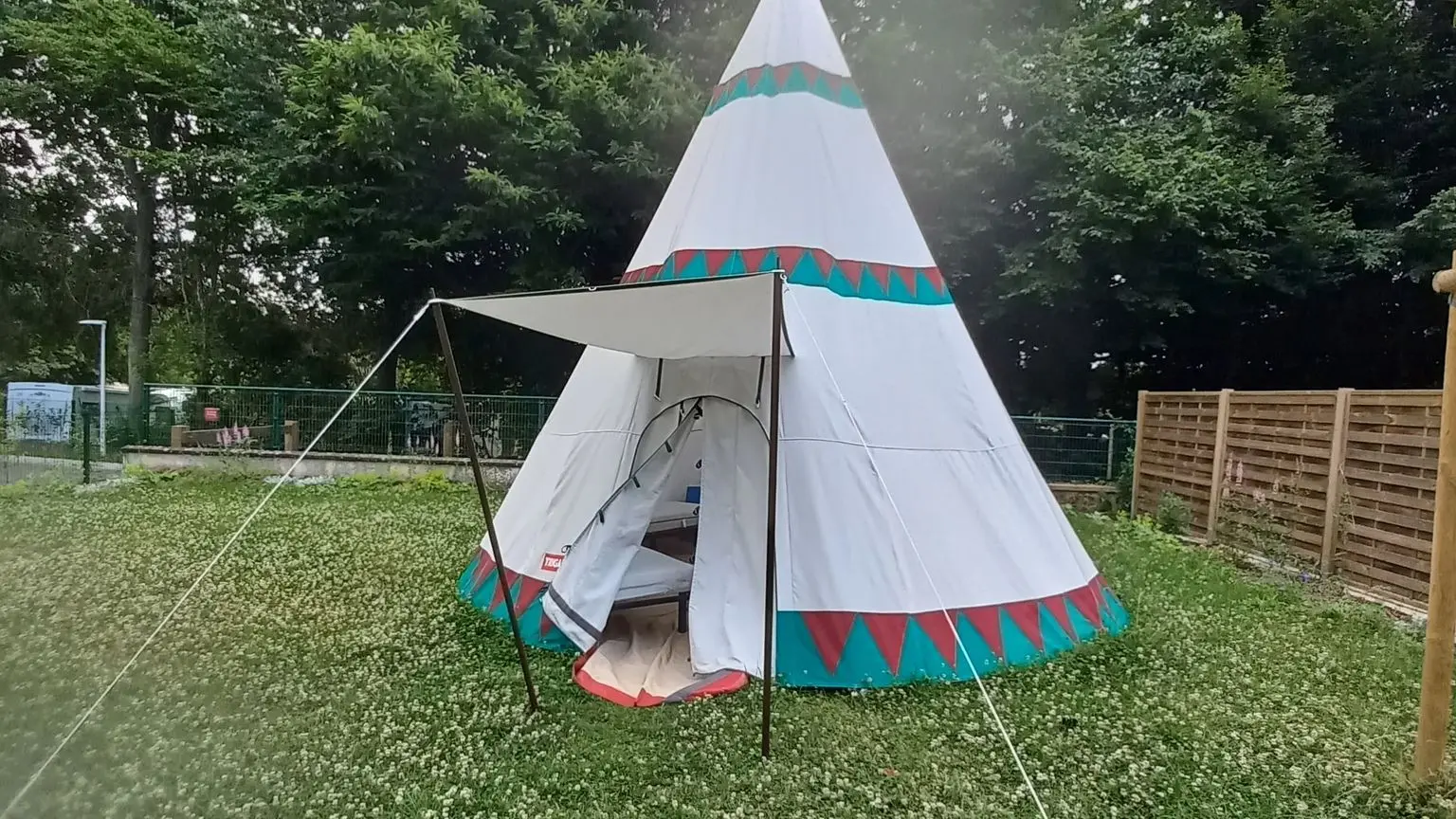 TIPI AU CAMPING DU GUE SAINT-LEONARD