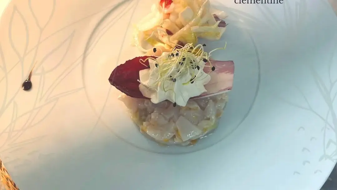 Entrée : Noix de Saint-Jacques en coque d'endive, condiment à la clémentine