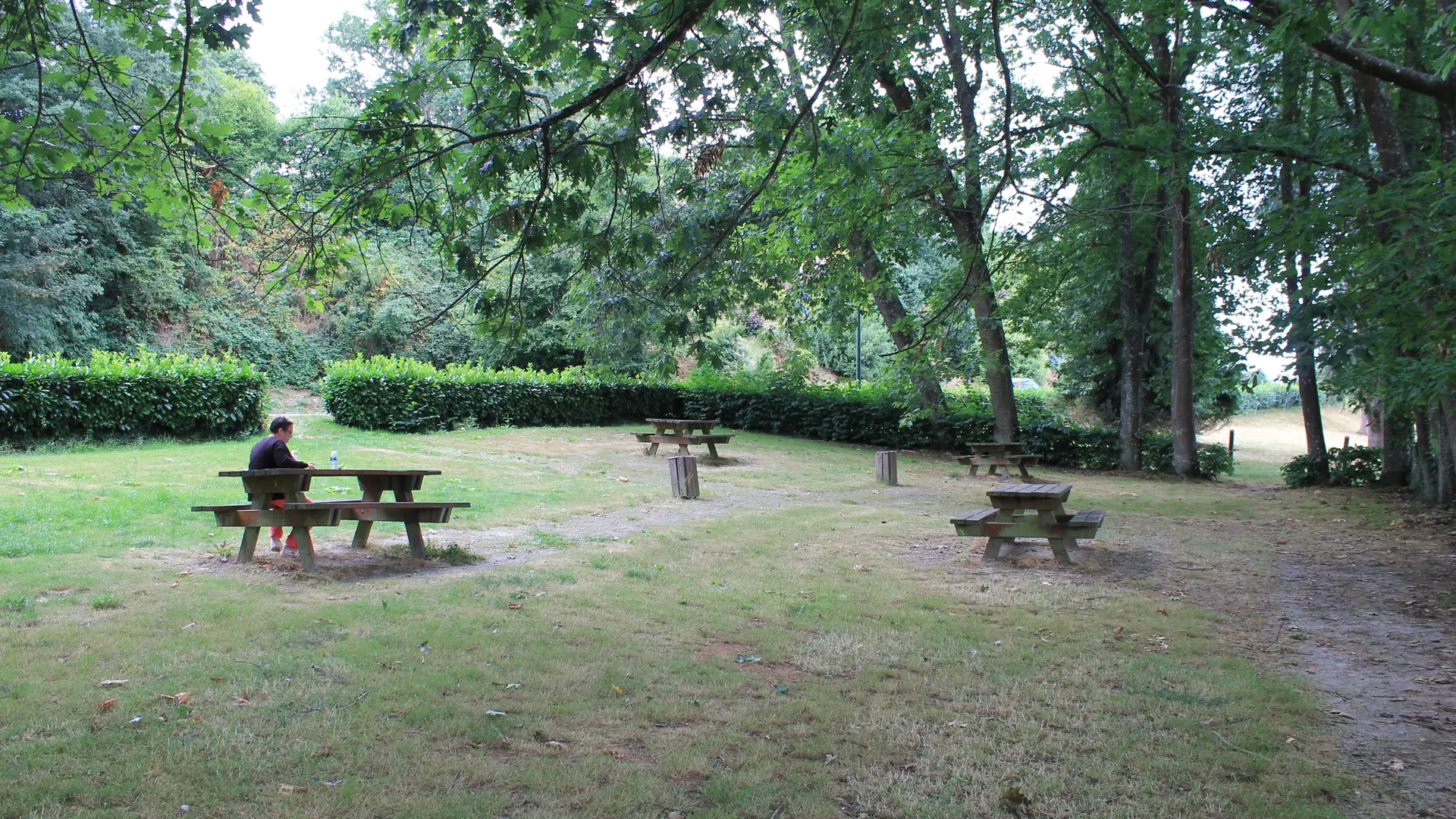 table-pique-nique-gorron-promenade-saint-laurent