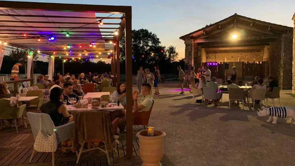 terrasse-guinguette-village-de-gite-le-hameau-vouvant-85120