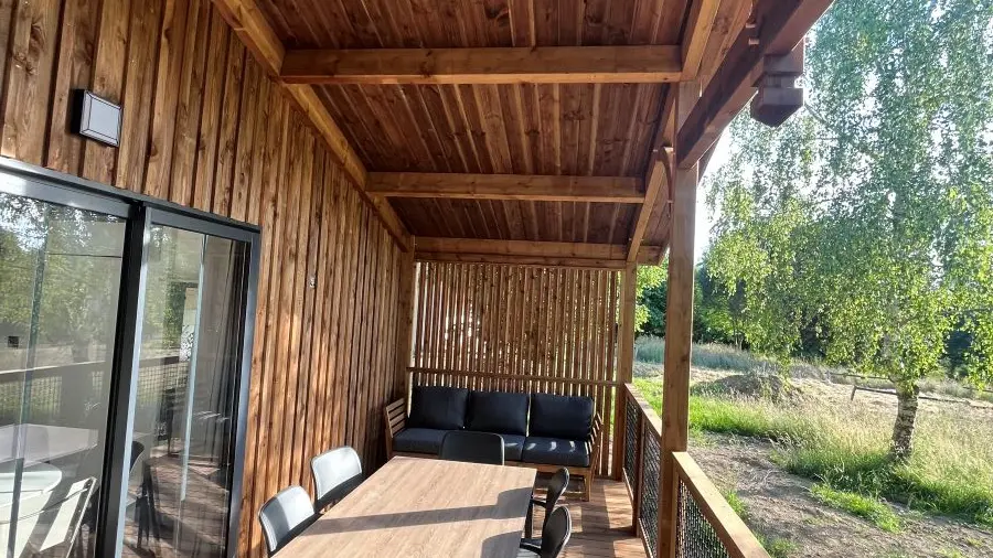 Terrasse couverte avec salon de jardin