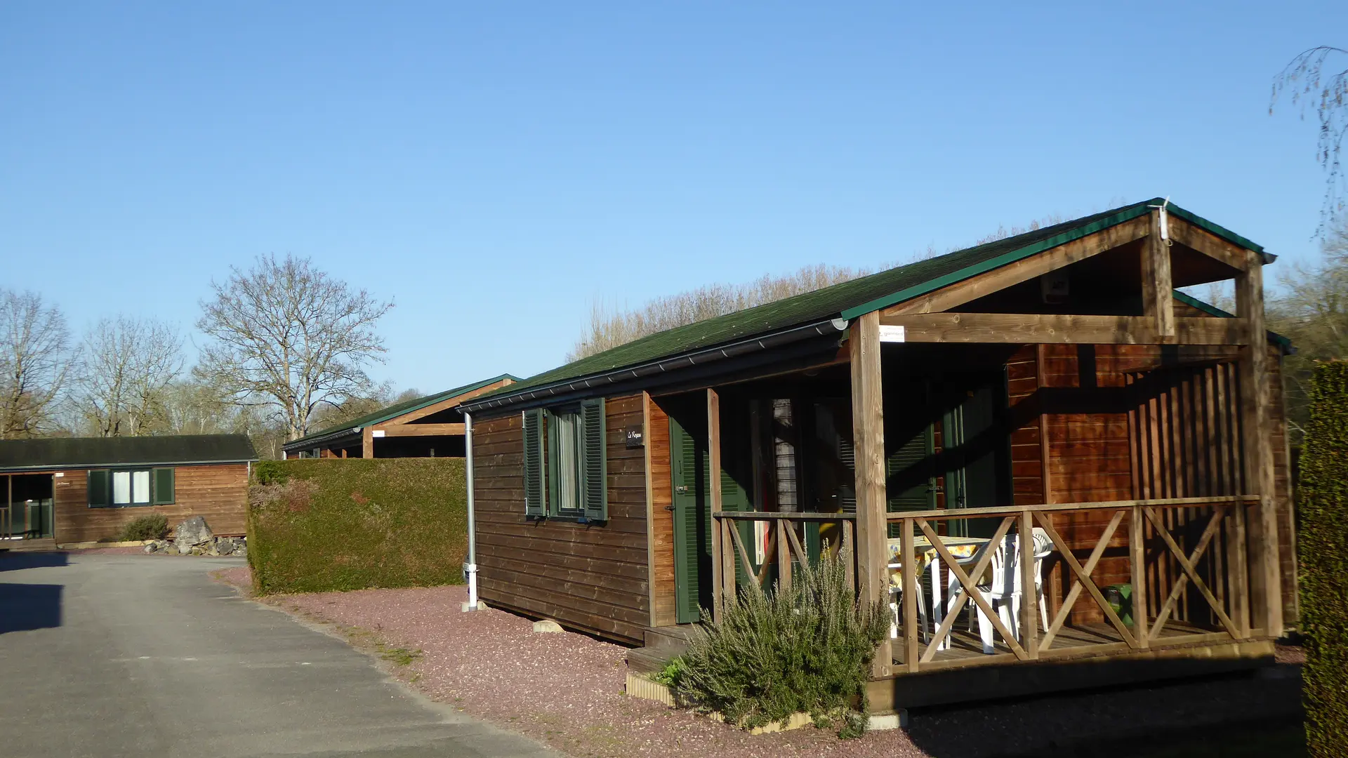 Chalets au Camping du Sans Souci à Fresnay-sur-Sarthe - extérieur