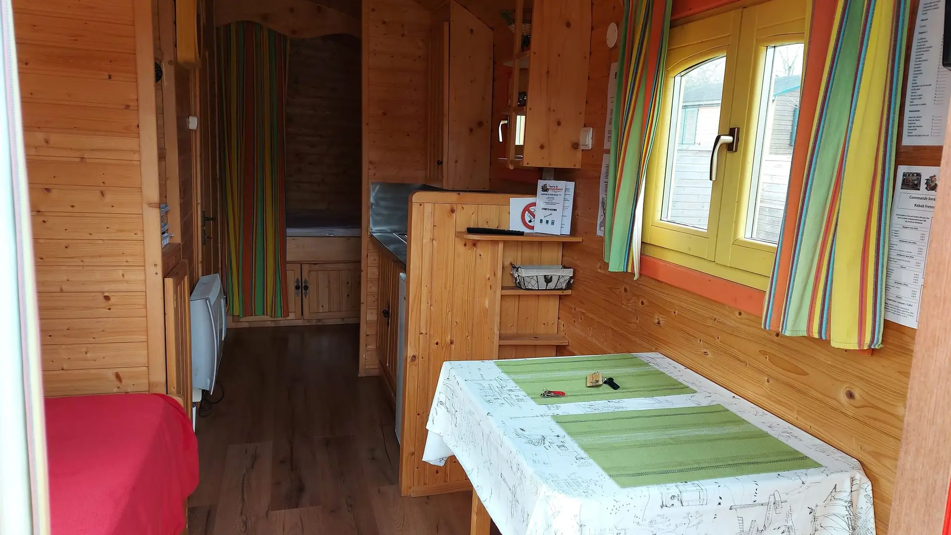 Roulotte au Camping du Sans Souci à Fresnay-sur-Sarthe - intérieur