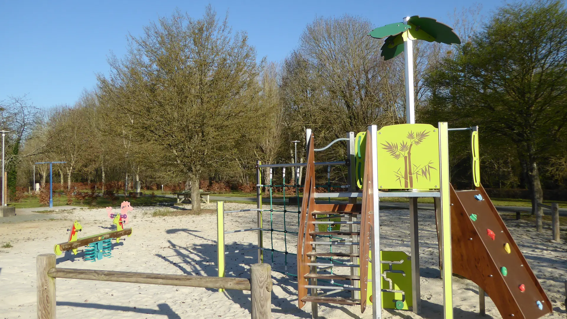 Chalets au Camping du Sans Souci à Fresnay-sur-Sarthe - aire de jeux