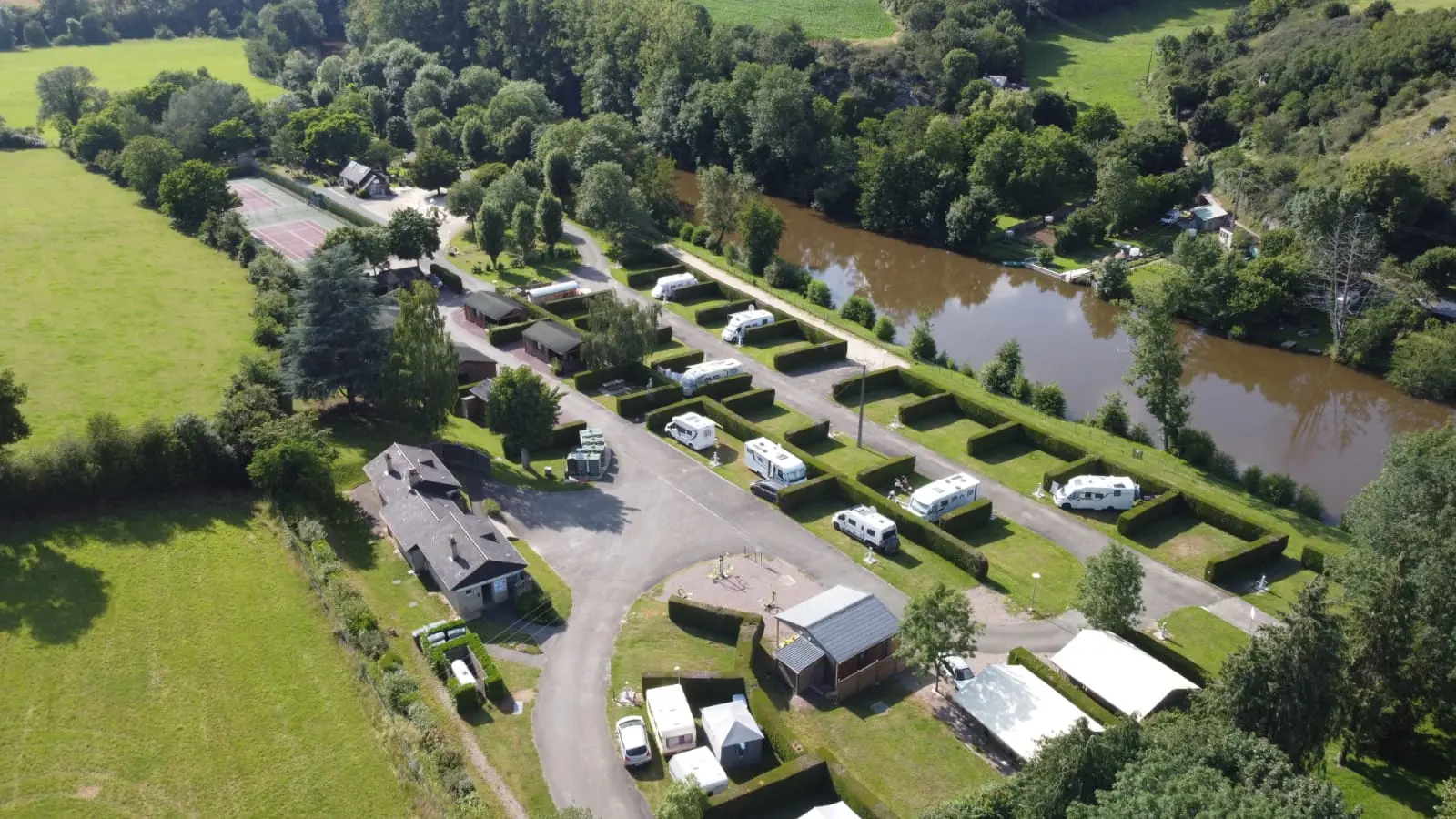 Chalets au Camping du Sans Souci à Fresnay-sur-Sarthe - vue aérienne du camping