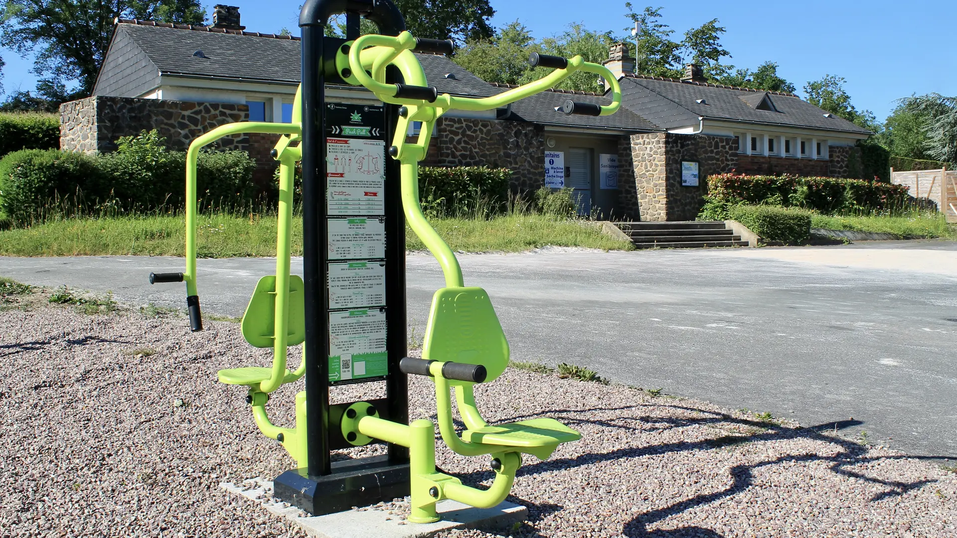 Chalets au Camping du Sans Souci à Fresnay-sur-Sarthe - appareil de musculation