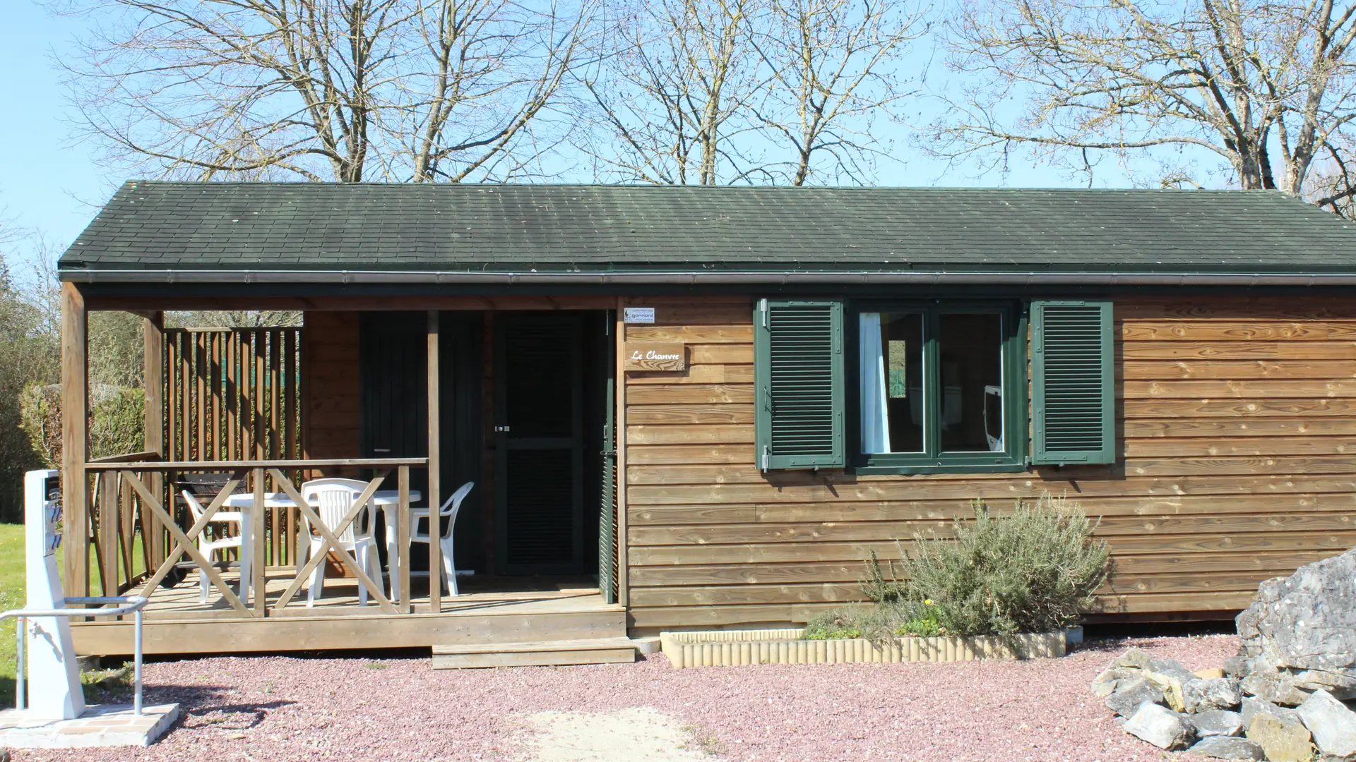 Chalets au Camping du Sans Souci à Fresnay-sur-Sarthe - extérieur