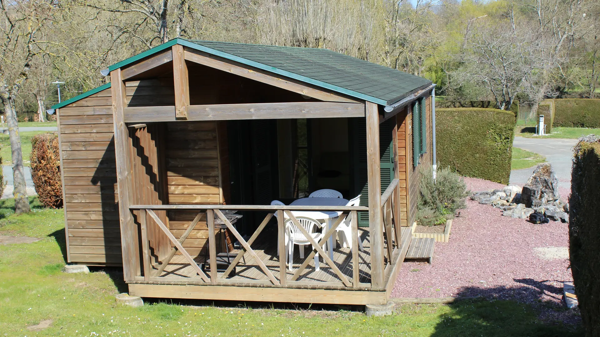 Chalets au Camping du Sans Souci à Fresnay-sur-Sarthe - extérieur