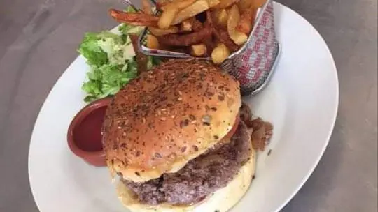 Assiette-Burger-La-Place-Chevillé