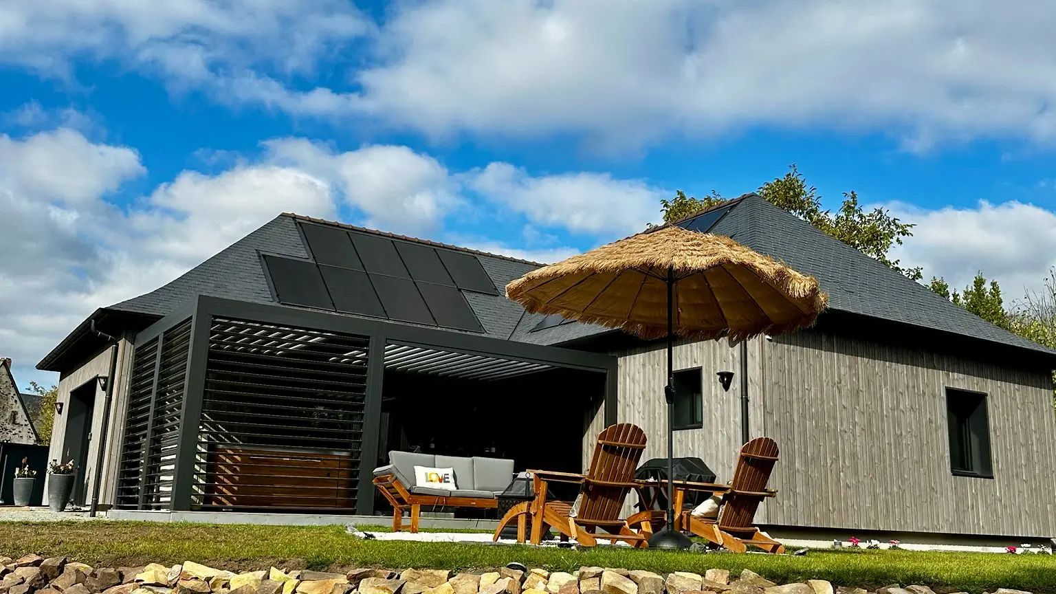 BHD-LODGE & SPA - Vue arrière maison jardin pierres