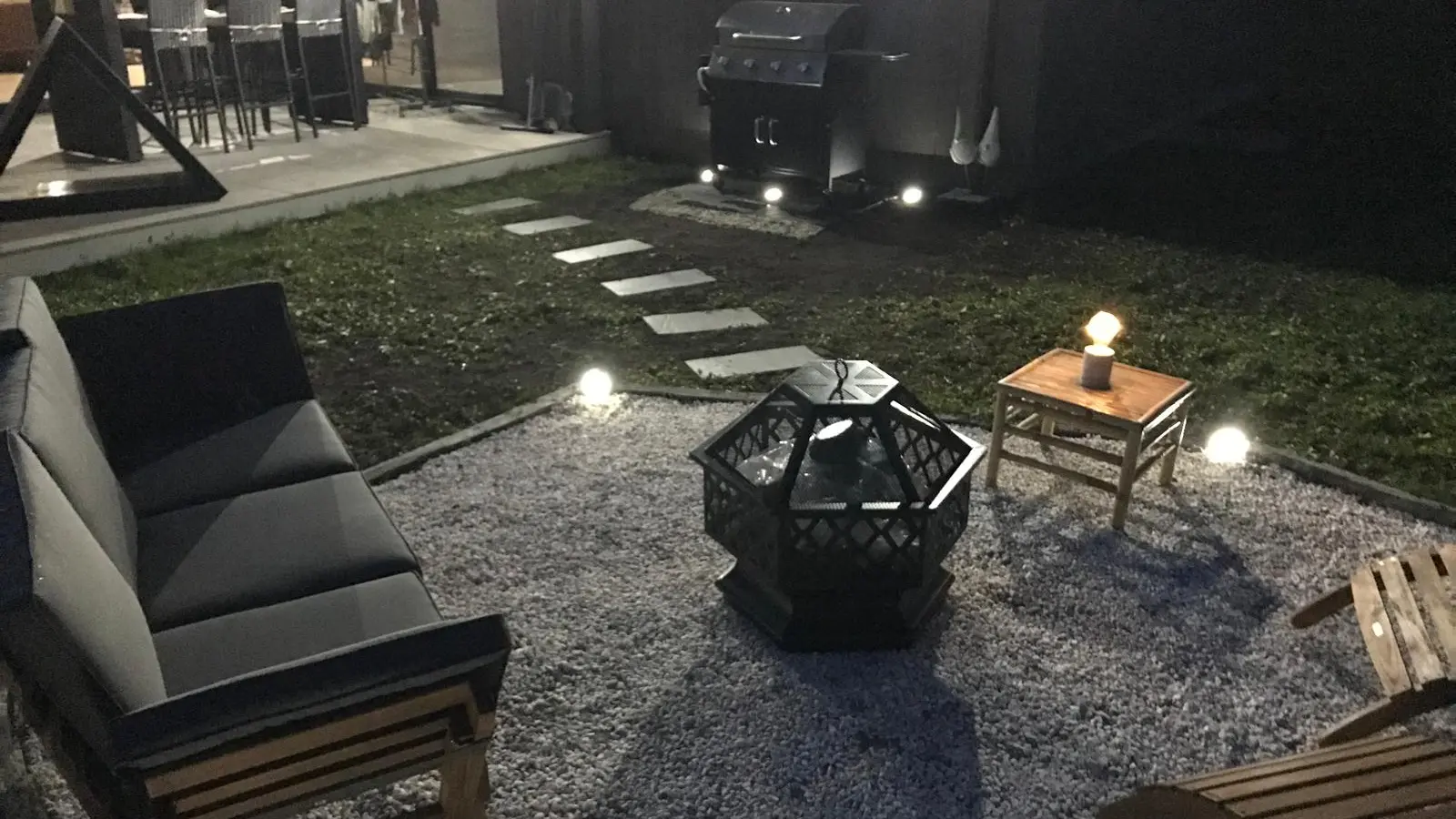 BHD-LODGE & Spa - Espace braséro extérieur nuit