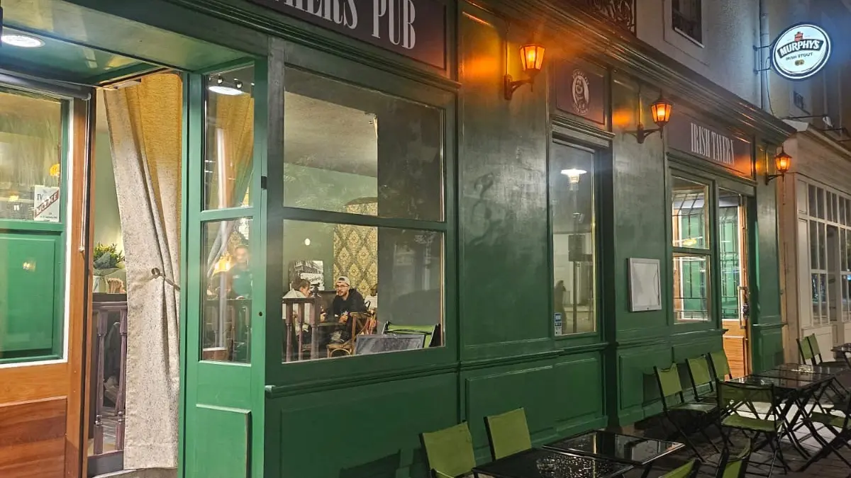 Brothers pub nuit devanture