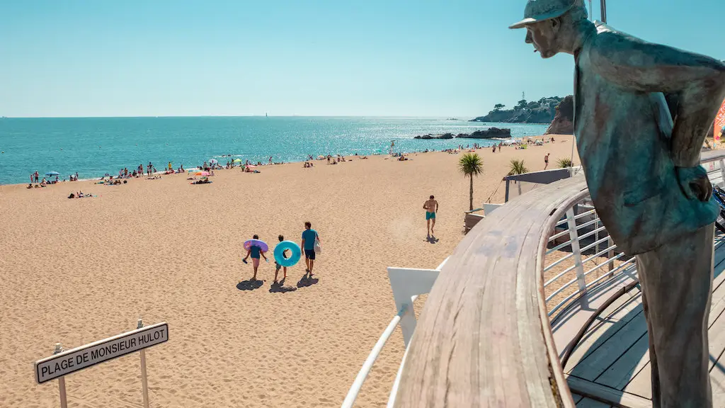 La plage de Monsieur Hulot et sa statue