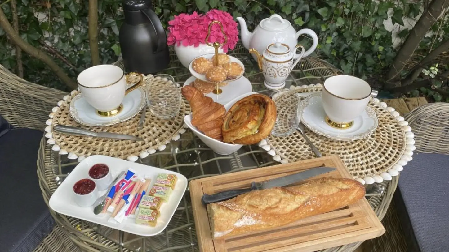 Petit déjeuner dans le jardin