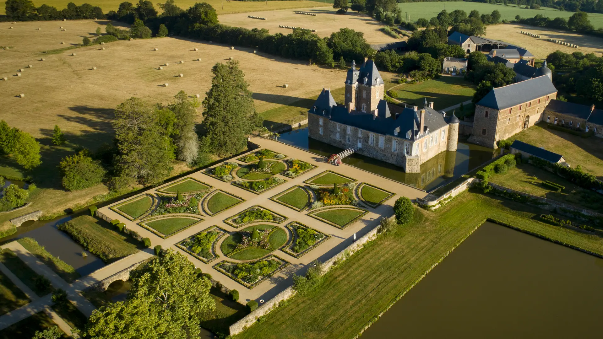 Château des Arcis   A vol d'oiseau dans le bocage