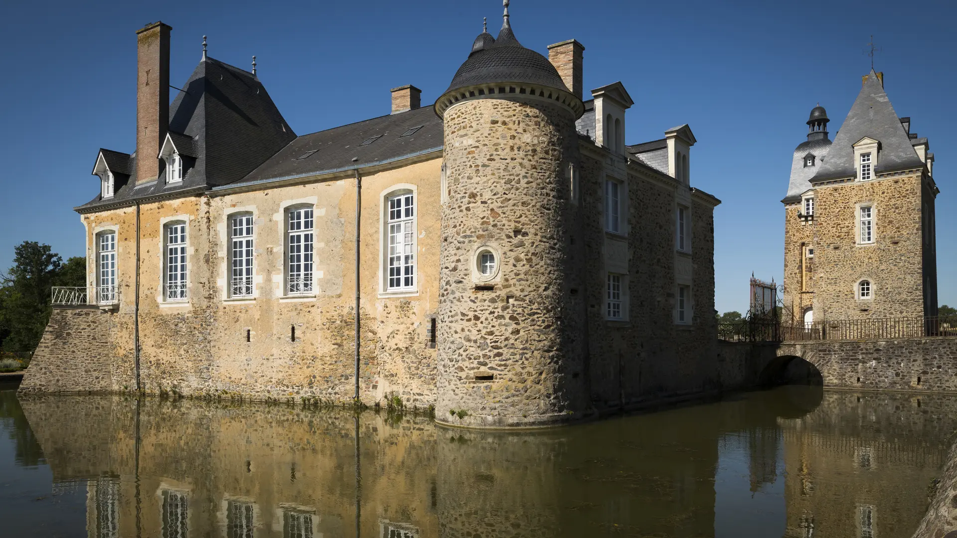 Château des Arcis Les douves