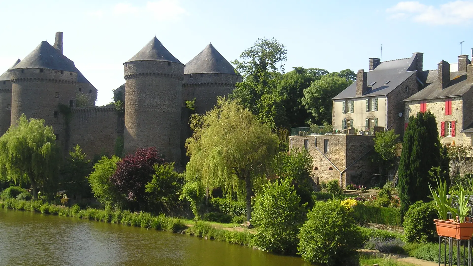 Lassay les Châteaux - vue étang