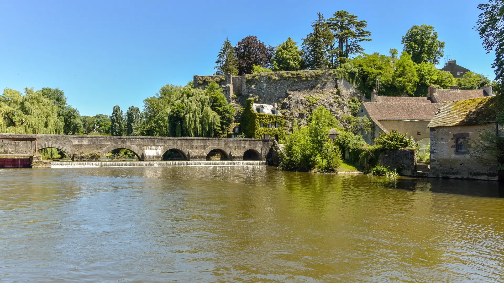 Le refuge des Alpes Mancelles - Fresnay-sur-Sarthe - vue sur la rivière Sarthe