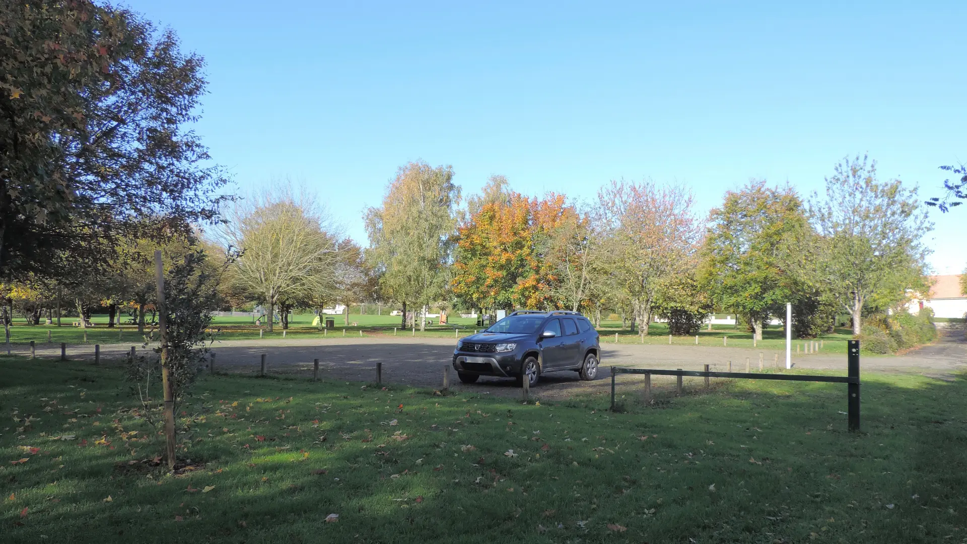 Aire de stationnement Camping-car à Auvers-le-Hamon près du plan d'eau