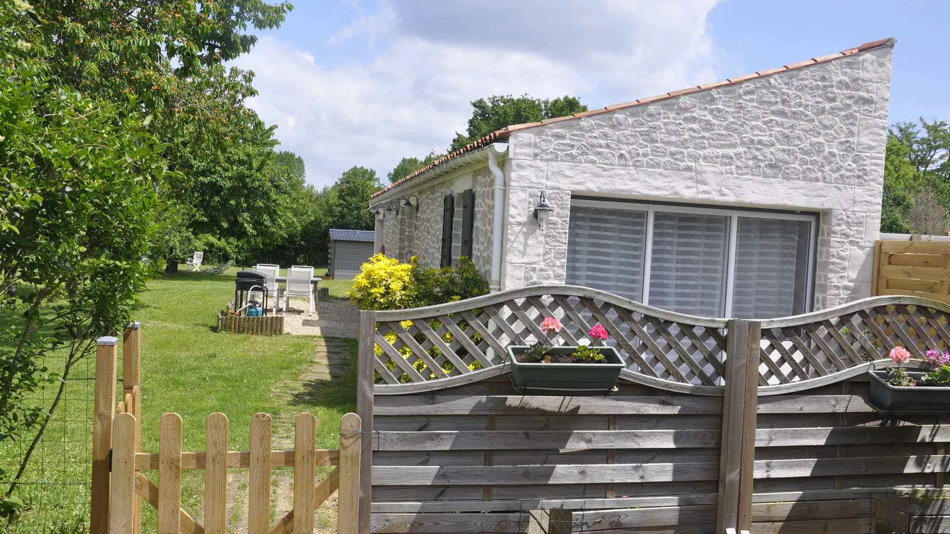 ENTREE JARDIN ET GITE LES ECUREUILS