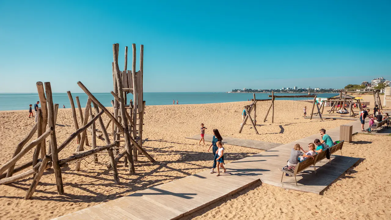 Les jeux en bois installés sur la Grande Plage de Saint-Nazaire