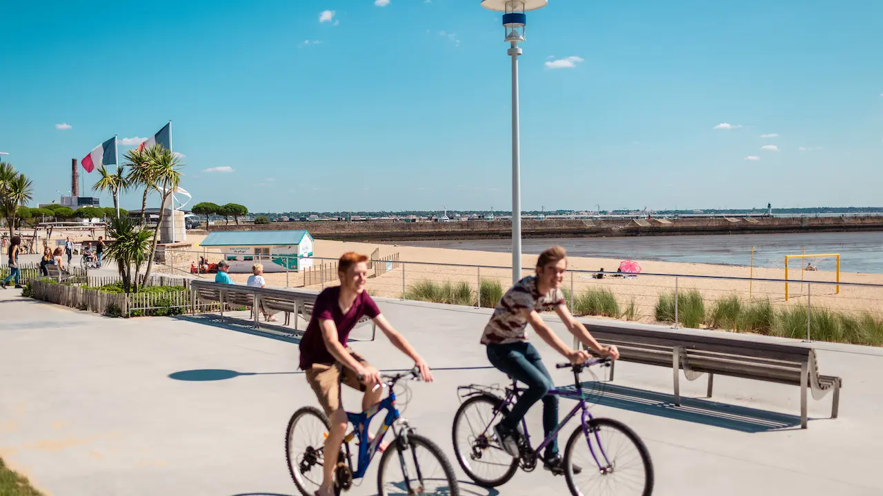 Piste cyclable sur le front de mer qui longe la Grande Plage de Saint-Nazaire