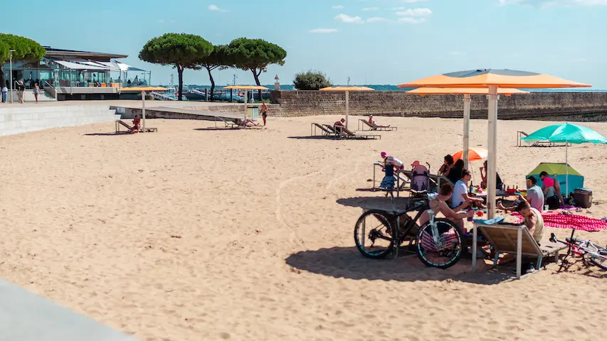 Les transats et parasols à disposition pendant l'été à Saint-Nazaire