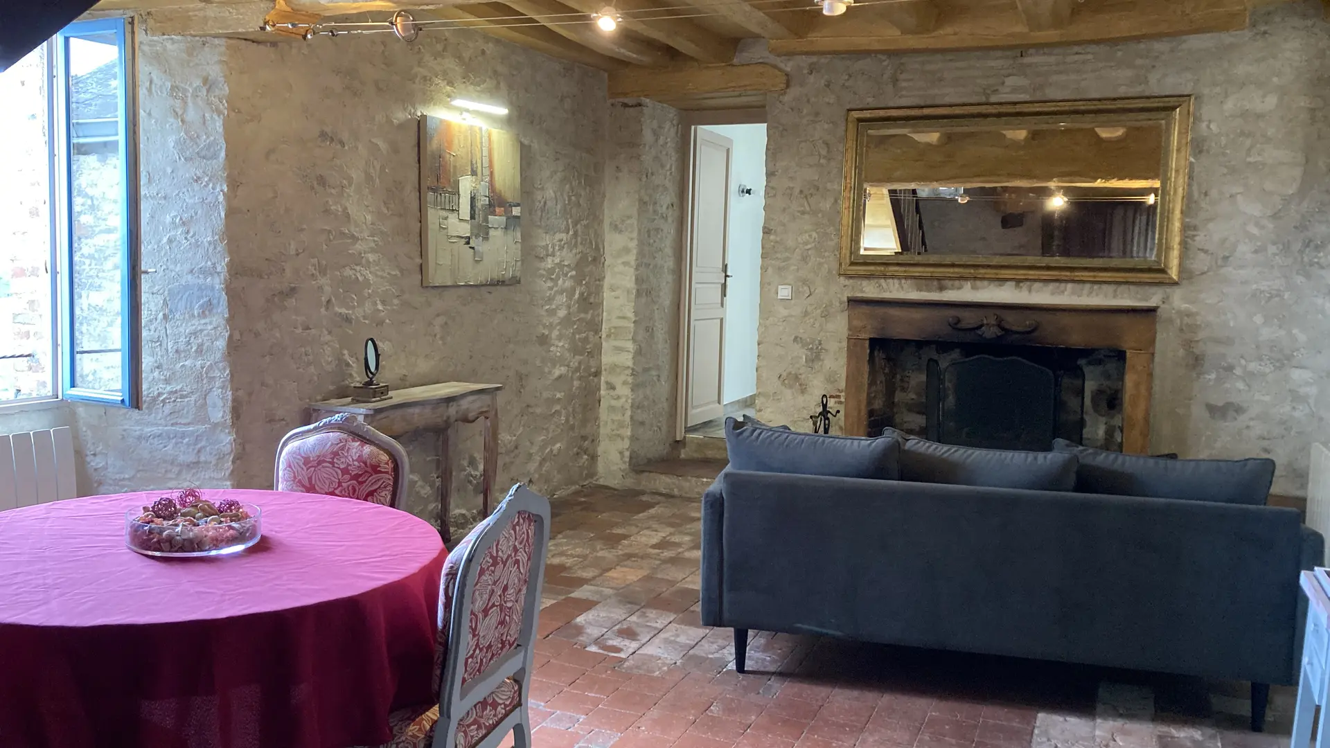 GITE DES REMPARTS SALON VUE CHEMINEE
