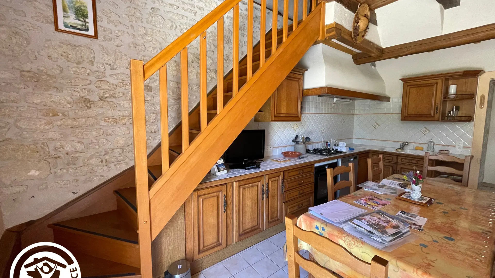 Gite l'Oiseleur cuisine salle de séjour avec escalier menant aux chambres_9