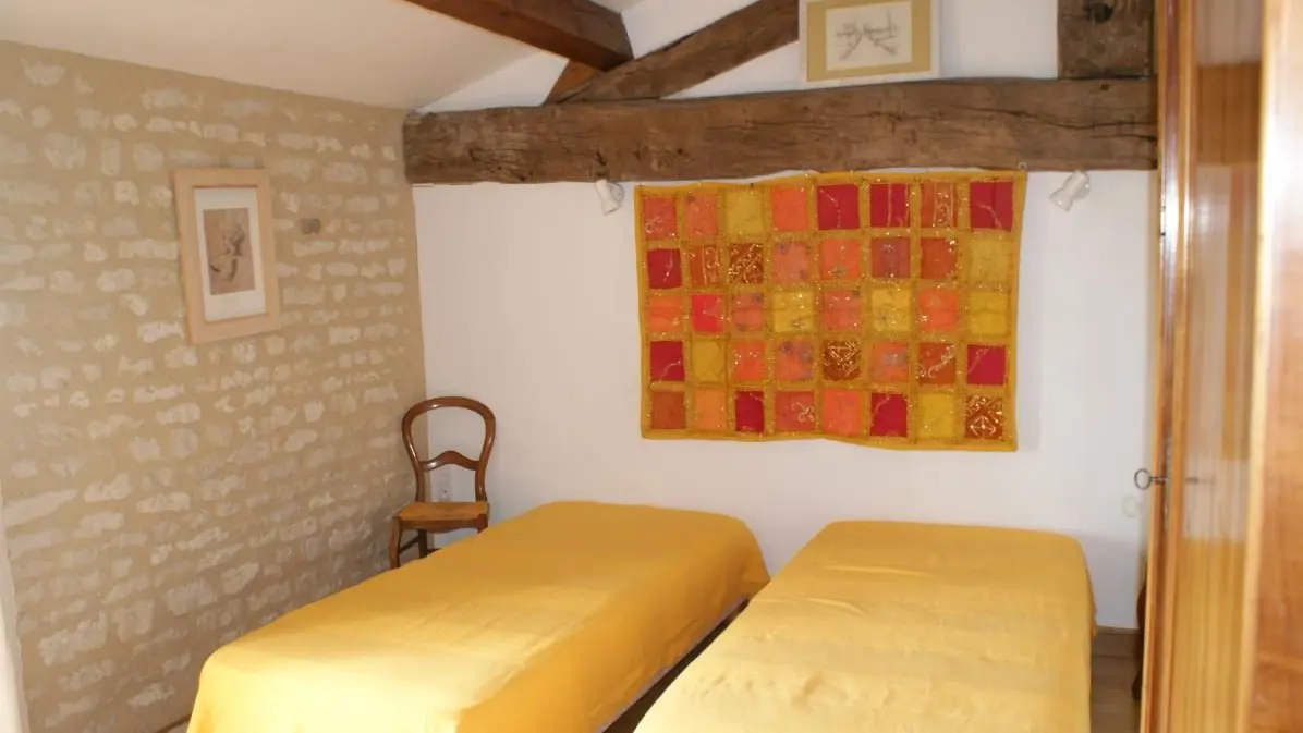 Chambre jaune avec 2 lits 90_18